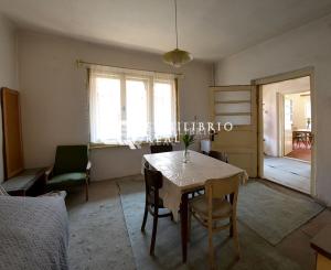 (PREDANÝ) 2 - izbový rodinný dom s krásnym veľkým pozemkom