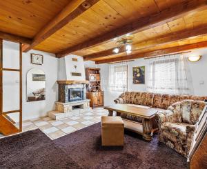 EXKLUZÍVNY PREDAJ - 7-IZBOVÝ TROJPODLAŽNÝ DOM - LEVICE