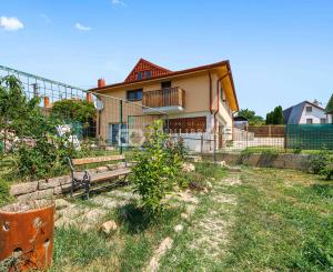 EXKLUZÍVNY PREDAJ - 7-IZBOVÝ TROJPODLAŽNÝ DOM - LEVICE