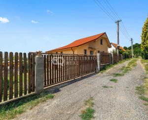 EXKLUZÍVNY PREDAJ - 7-IZBOVÝ TROJPODLAŽNÝ DOM - LEVICE