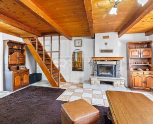 EXKLUZÍVNY PREDAJ - 7-IZBOVÝ TROJPODLAŽNÝ DOM - LEVICE