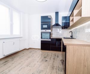 (PREDANÉ) ELEGANTNÝ 2 IZBOVÝ BYT S LODŽIOU A MODERNOU REKONŠTRUKCIOU