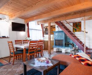 NA PREDAJ VÝNIMOČNÝ REKREAČNÝ DOM S UMELECKÝM NÁDYCHOM