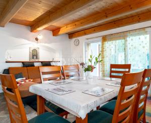 NA PREDAJ VÝNIMOČNÝ REKREAČNÝ DOM S UMELECKÝM NÁDYCHOM