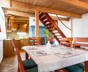 NA PREDAJ VÝNIMOČNÝ REKREAČNÝ DOM S UMELECKÝM NÁDYCHOM