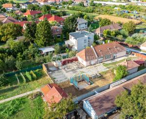 PREDAJ - 60-ÁROVÝ INVESTIČNÝ POZEMOK S DOMOM - VRAKÚŇ