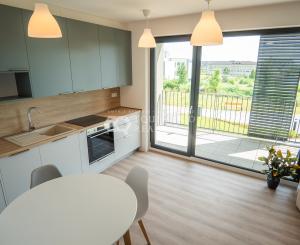 (PRENAJATÉ) PRENÁJOM MODERNÉHO 2 IZBOVÉHO BYTU S TERASOU V NOVOSTAVBE