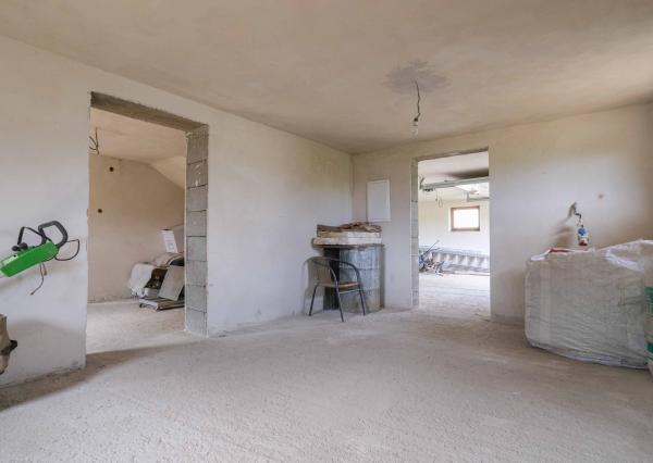 (ZRUŠENÝ) PREDAJ HOLODOMU S DVOJGARÁŽOU V OBCI JANÍK