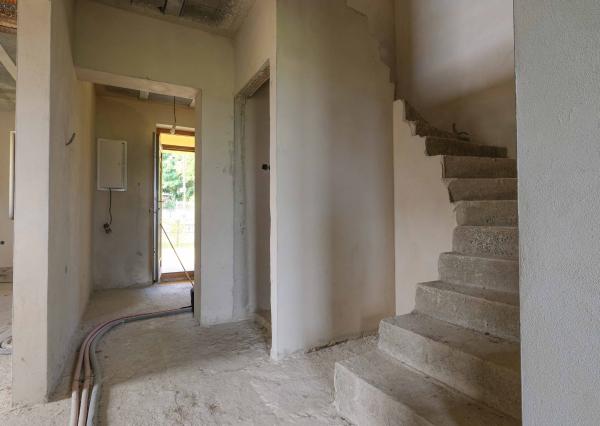 (ZRUŠENÝ) PREDAJ HOLODOMU S DVOJGARÁŽOU V OBCI JANÍK