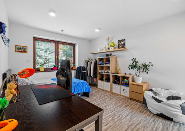 (PRERUŠENÝ PREDAJ) EXKLUZÍVNY PREDAJ - 5-IZBOVÝ NÍZKOENERGETICKÝ DOM - VODERADY