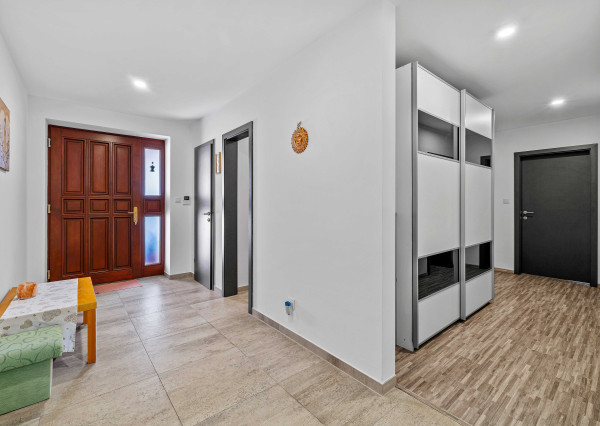 (PRERUŠENÝ PREDAJ) EXKLUZÍVNY PREDAJ - 5-IZBOVÝ NÍZKOENERGETICKÝ DOM - VODERADY