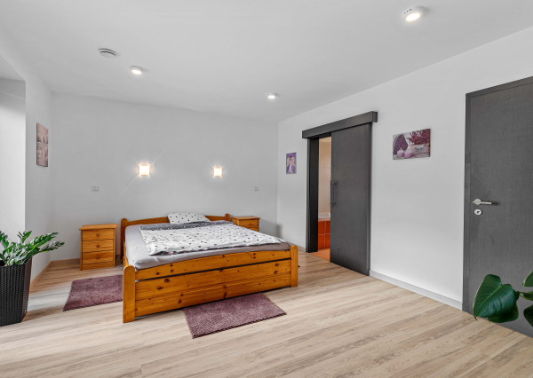 (PRERUŠENÝ PREDAJ) EXKLUZÍVNY PREDAJ - 5-IZBOVÝ NÍZKOENERGETICKÝ DOM - VODERADY