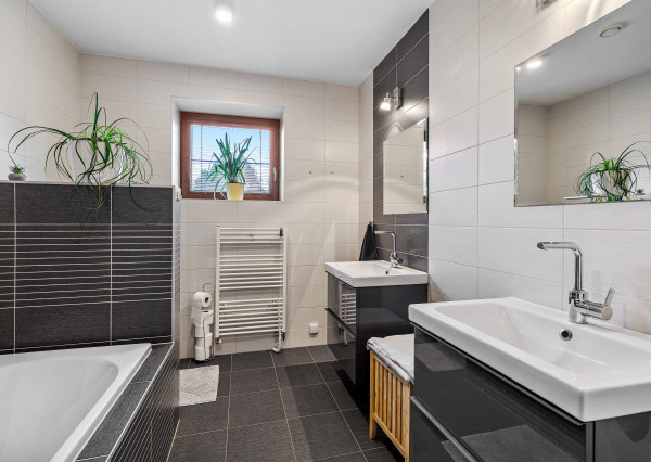 (PRERUŠENÝ PREDAJ) EXKLUZÍVNY PREDAJ - 5-IZBOVÝ NÍZKOENERGETICKÝ DOM - VODERADY