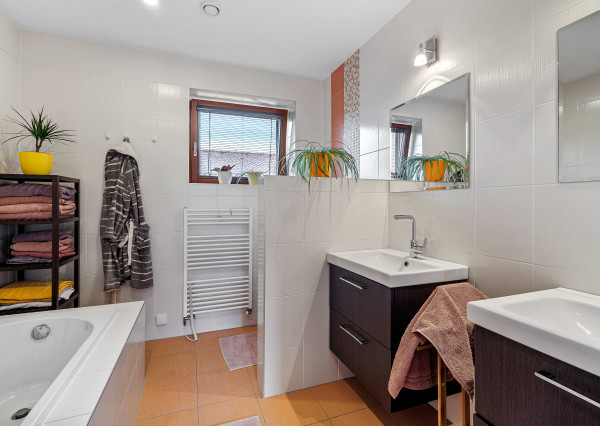 (PRERUŠENÝ PREDAJ) EXKLUZÍVNY PREDAJ - 5-IZBOVÝ NÍZKOENERGETICKÝ DOM - VODERADY