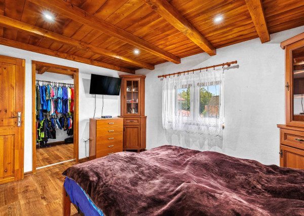 EXKLUZÍVNY PREDAJ - 7-IZBOVÝ TROJPODLAŽNÝ DOM - LEVICE