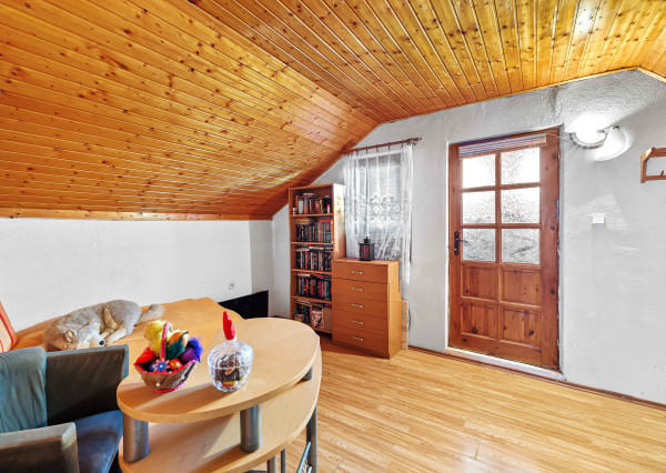 EXKLUZÍVNY PREDAJ - 7-IZBOVÝ TROJPODLAŽNÝ DOM - LEVICE