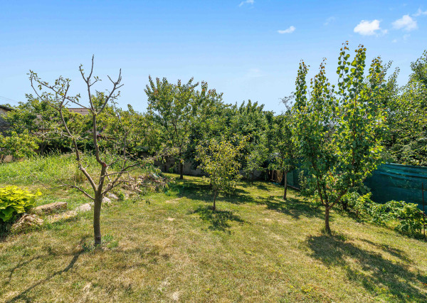 EXKLUZÍVNY PREDAJ - 7-IZBOVÝ TROJPODLAŽNÝ DOM - LEVICE