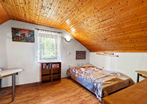 EXKLUZÍVNY PREDAJ - 7-IZBOVÝ TROJPODLAŽNÝ DOM - LEVICE