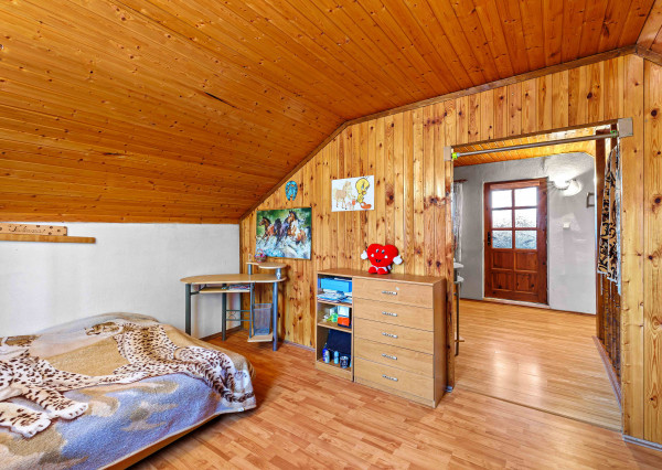 EXKLUZÍVNY PREDAJ - 7-IZBOVÝ TROJPODLAŽNÝ DOM - LEVICE