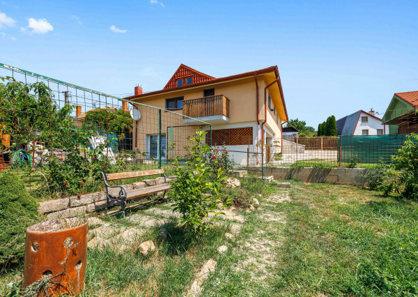 EXKLUZÍVNY PREDAJ - 7-IZBOVÝ TROJPODLAŽNÝ DOM - LEVICE