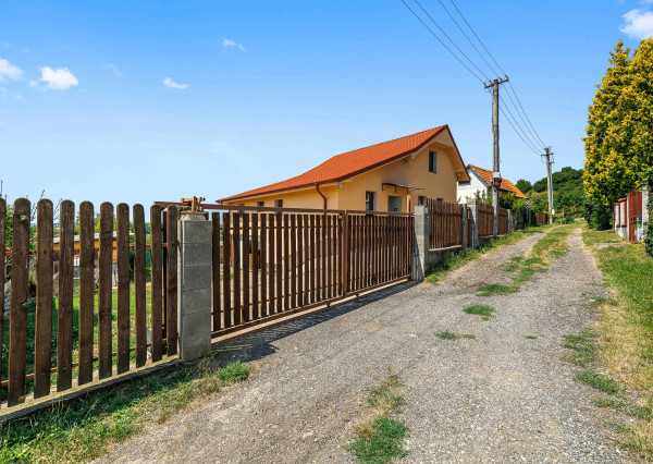 EXKLUZÍVNY PREDAJ - 7-IZBOVÝ TROJPODLAŽNÝ DOM - LEVICE