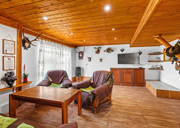 EXKLUZÍVNY PREDAJ - 7-IZBOVÝ TROJPODLAŽNÝ DOM - LEVICE