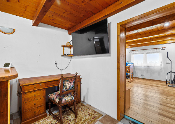 EXKLUZÍVNY PREDAJ - 7-IZBOVÝ TROJPODLAŽNÝ DOM - LEVICE