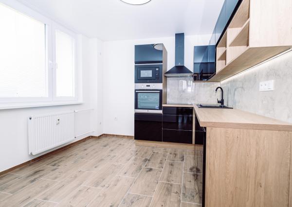 (PREDANÉ) ELEGANTNÝ 2 IZBOVÝ BYT S LODŽIOU A MODERNOU REKONŠTRUKCIOU