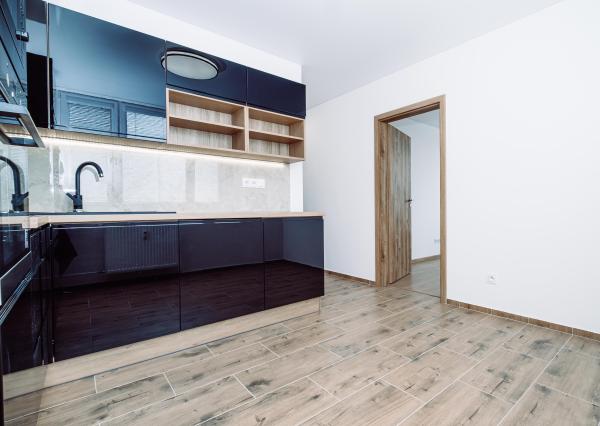 (PREDANÉ) ELEGANTNÝ 2 IZBOVÝ BYT S LODŽIOU A MODERNOU REKONŠTRUKCIOU