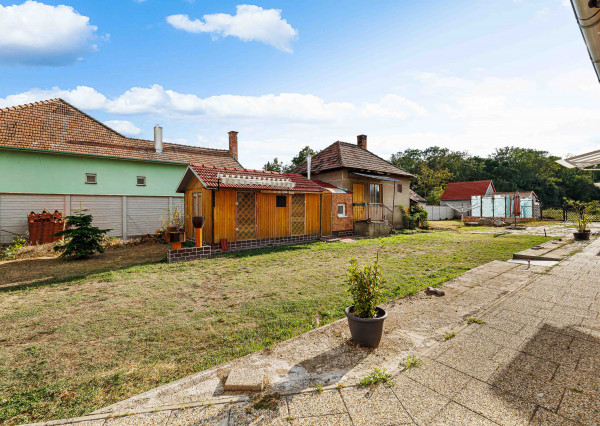 PREDAJ - 60-ÁROVÝ INVESTIČNÝ POZEMOK S DOMOM - VRAKÚŇ