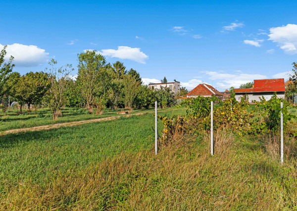 PREDAJ - 60-ÁROVÝ INVESTIČNÝ POZEMOK S DOMOM - VRAKÚŇ