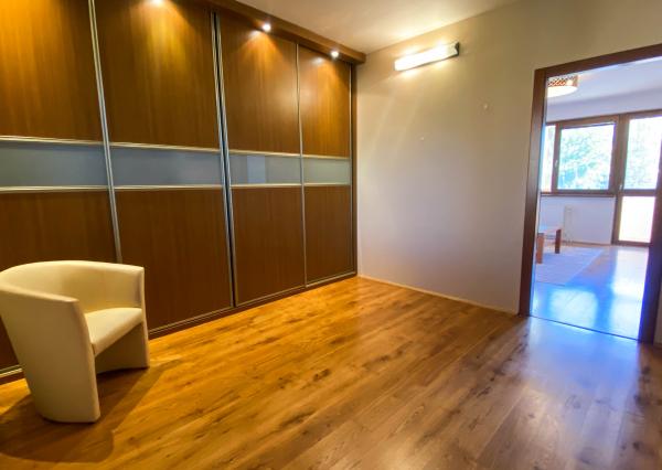 (PREDANÝ) VEĽKÝ MODERNIZOVANÝ 4-IZBOVÝ BYT NA SEKČOVE V PREŠOVE