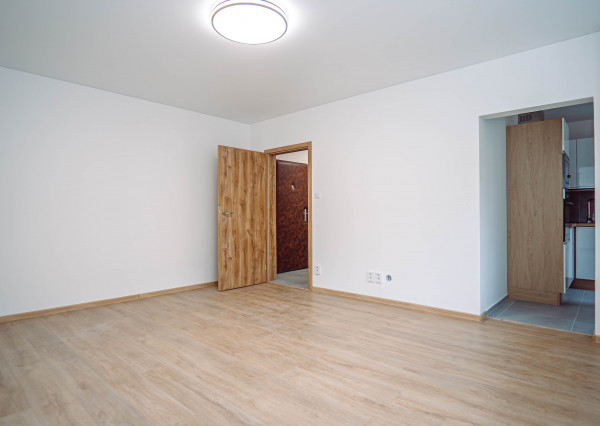 (PREDANÝ) KOMPLETNE ZREKONŠTRUOVANÝ 1 IZBOVÝ BYT NA VARŠAVSKEJ ULICI