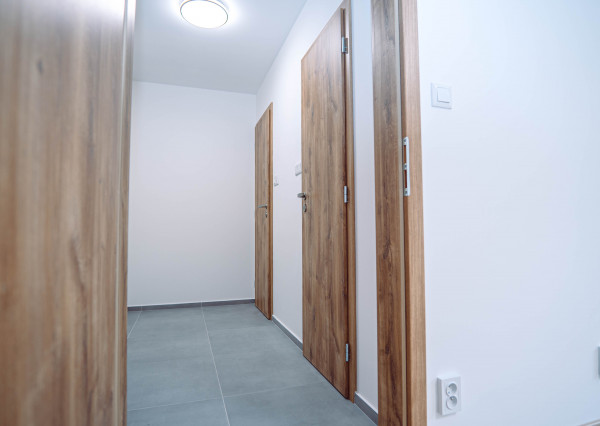 (PREDANÝ) KOMPLETNE ZREKONŠTRUOVANÝ 1 IZBOVÝ BYT NA VARŠAVSKEJ ULICI