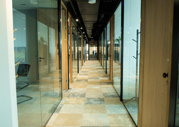 PRENÁJOM - PRESTÍŽNE KANCELÁRIE NA 28. POSCHODÍ NIVY TOWER