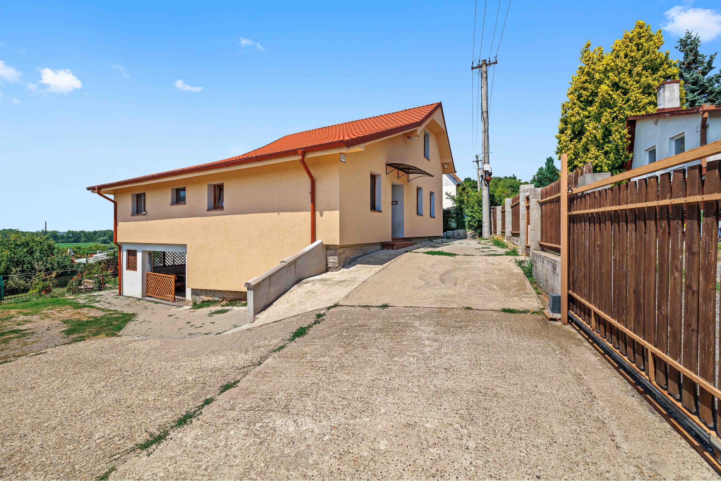 EXKLUZÍVNY PREDAJ - 7-IZBOVÝ TROJPODLAŽNÝ DOM - LEVICE