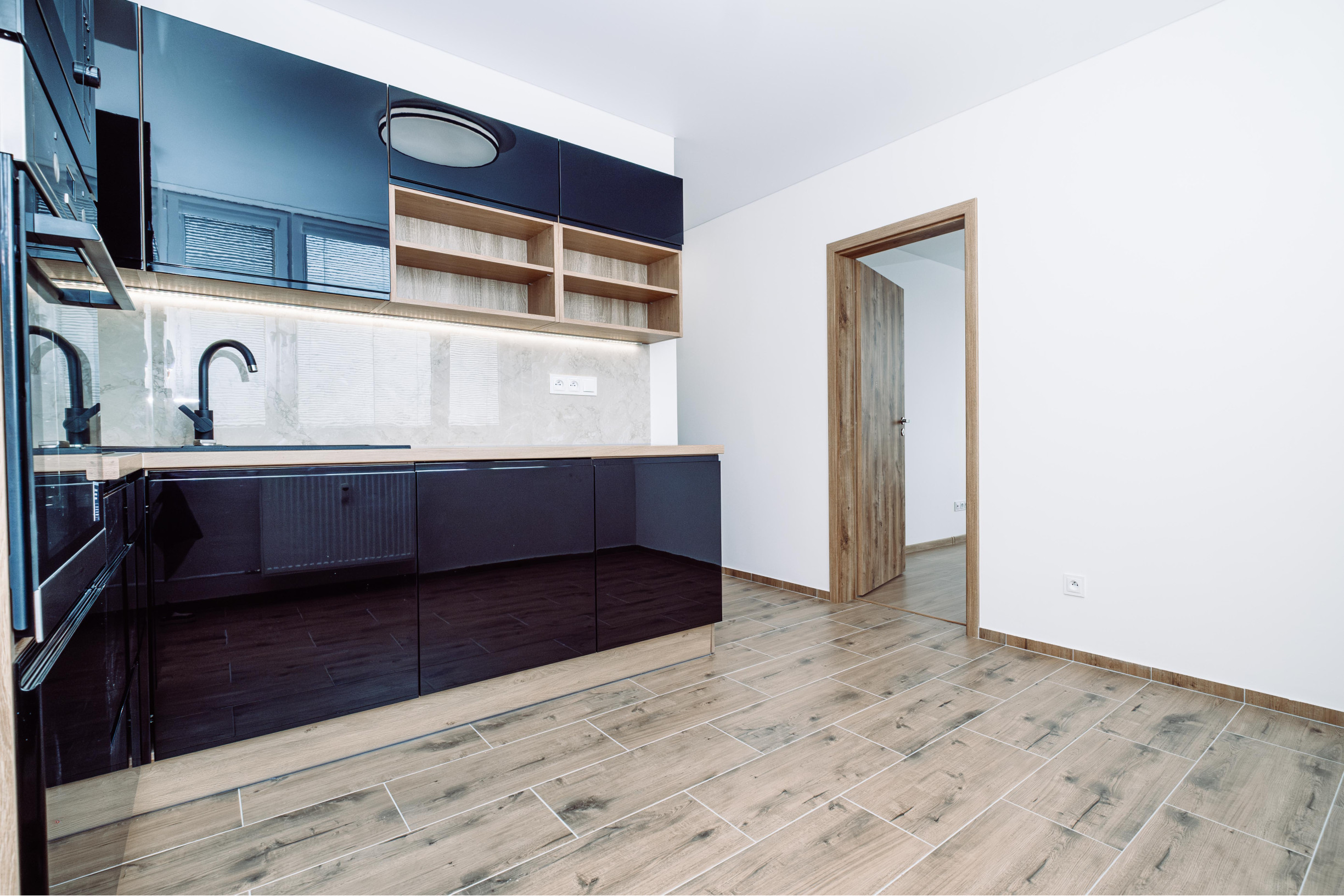 (PREDANÉ) ELEGANTNÝ 2 IZBOVÝ BYT S LODŽIOU A MODERNOU REKONŠTRUKCIOU