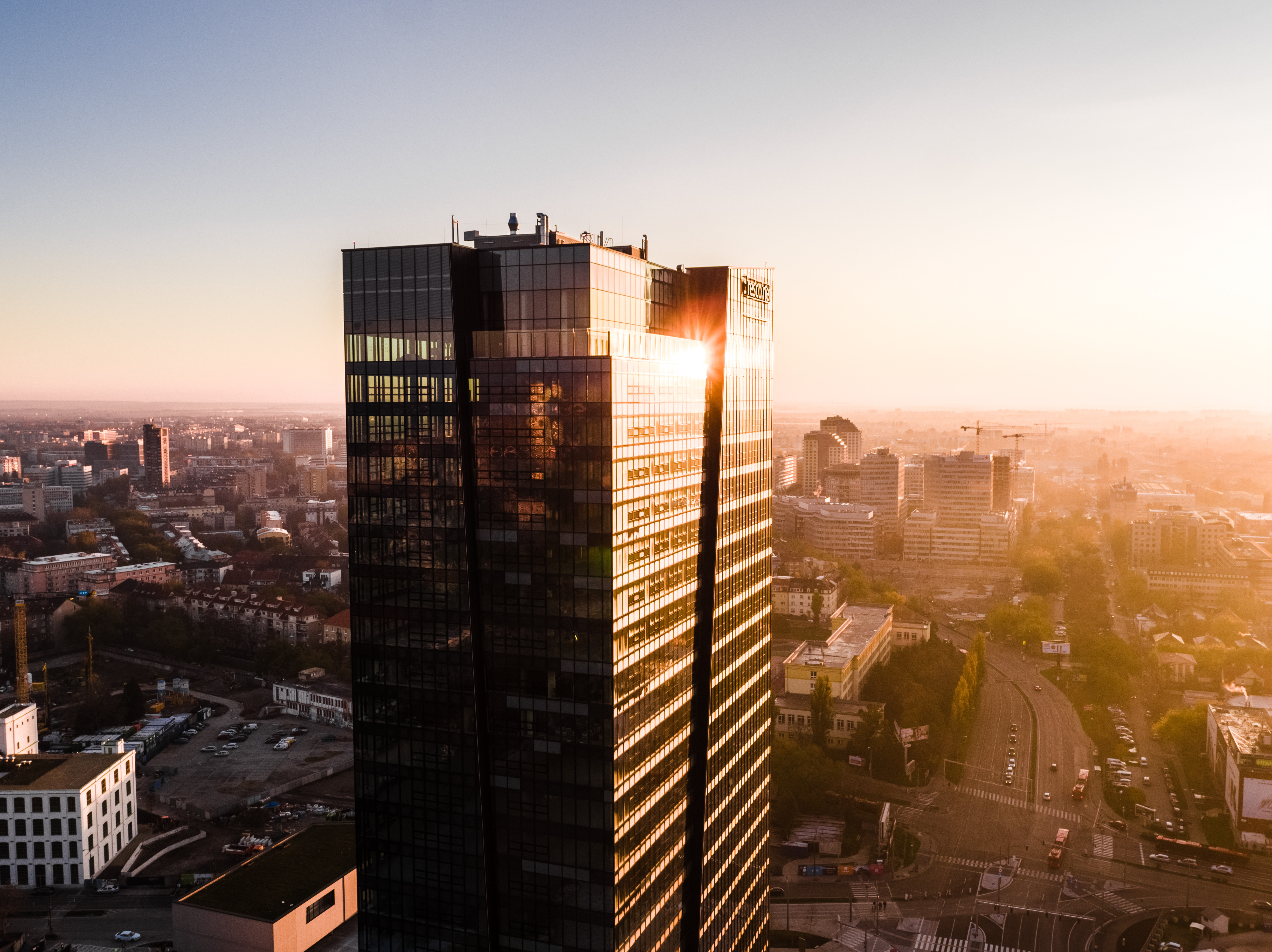 PRENÁJOM - PRESTÍŽNE KANCELÁRIE NA 28. POSCHODÍ NIVY TOWER