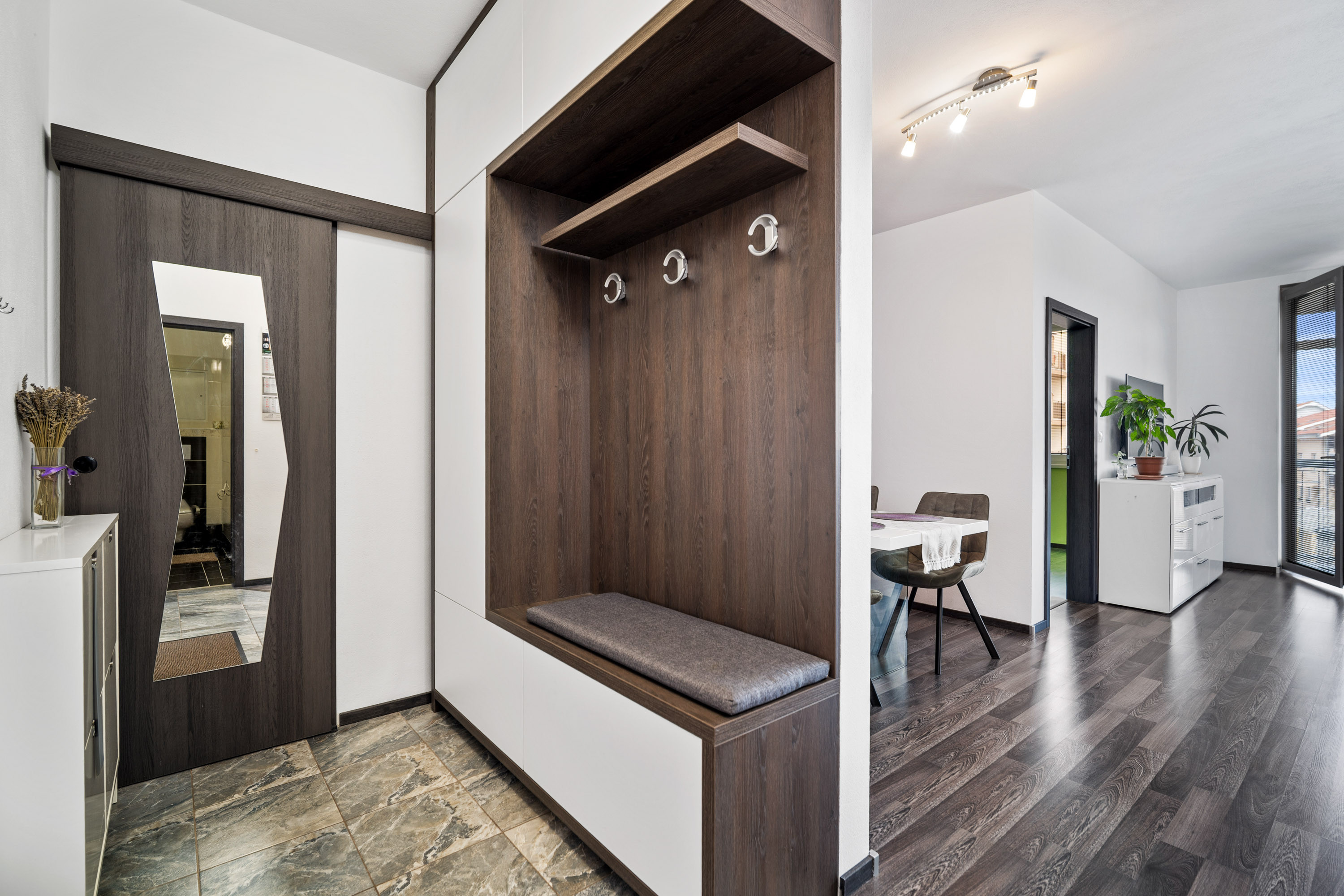 SVETLÝ 2 IZB. BYT S PARKOVANÍM, SLOV. GROB